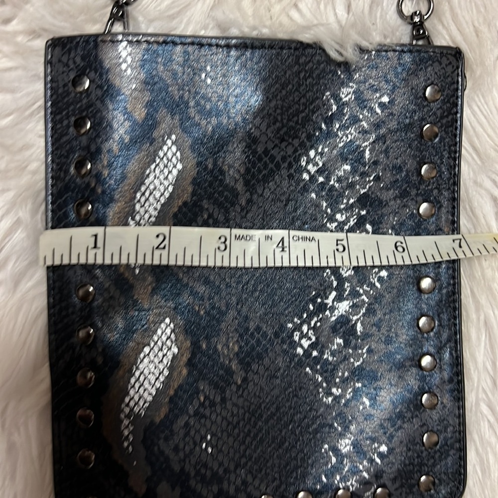 Snake, print, couch, purse - Picture 4 of 7